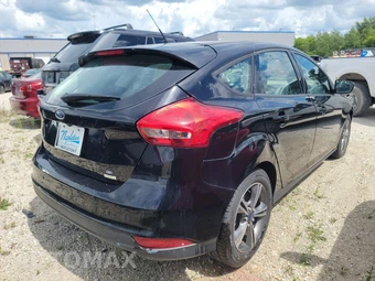 2016 Ford Focus SE Hatchback – miniatura 4