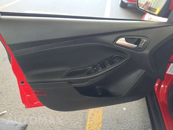 2016 Ford Focus SE Hatchback - miniatura 9