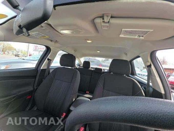 2016 Ford Focus SE Sedan – miniatura 12