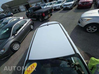 2016 Ford Focus SE Sedan – miniatura 13