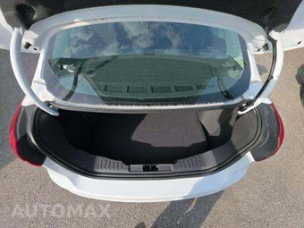 2016 Ford Focus SE Sedan – miniatura 15