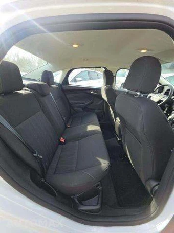 2016 Ford Focus SE Sedan – miniatura 17