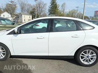 2016 Ford Focus SE Sedan – miniatura 3