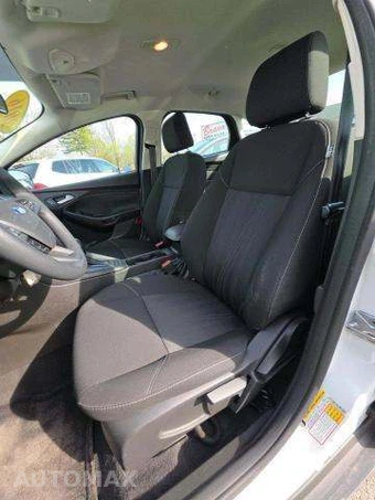 2016 Ford Focus SE Sedan – miniatura 7