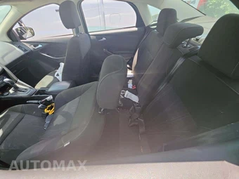 2016 Ford Focus SE Sedan - miniatura 10