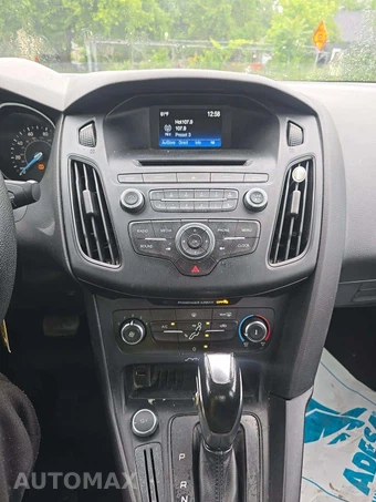 2016 Ford Focus SE Sedan – miniatura 10