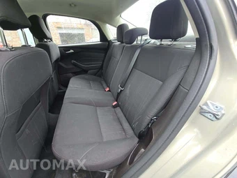 2016 Ford Focus SE Sedan – miniatura 13