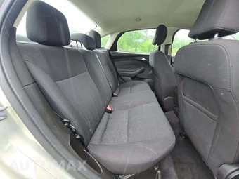 2016 Ford Focus SE Sedan – miniatura 16