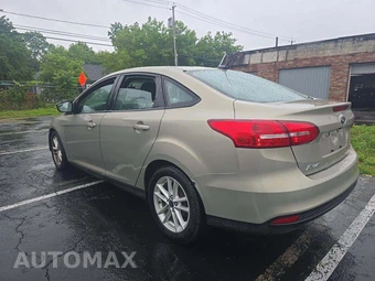 2016 Ford Focus SE Sedan – miniatura 2