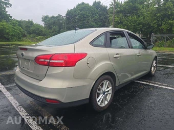 2016 Ford Focus SE Sedan – miniatura 3