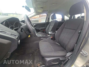 2016 Ford Focus SE Sedan – miniatura 6