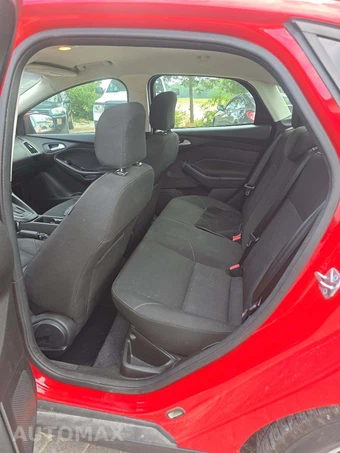 2016 Ford Focus SE Sedan – miniatura 10