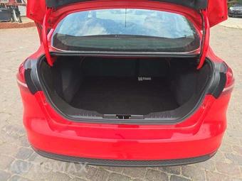 2016 Ford Focus SE Sedan – miniatura 11