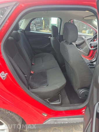 2016 Ford Focus SE Sedan – miniatura 13