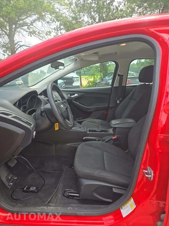 2016 Ford Focus SE Sedan – miniatura 3