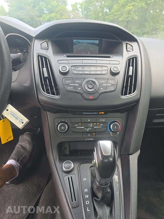 2016 Ford Focus SE Sedan – miniatura 7