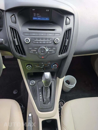 2016 Ford Focus SE Sedan - miniatura 10