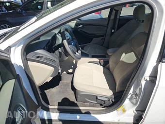 2016 Ford Focus SE Sedan - miniatura 7
