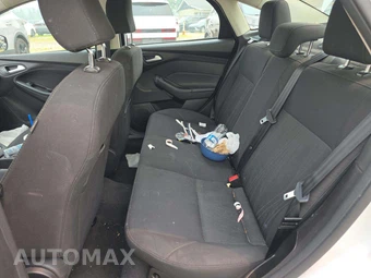 2016 Ford Focus SE Sedan – miniatura 10
