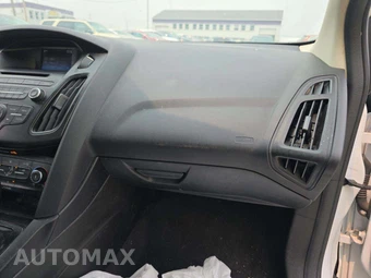 2016 Ford Focus SE Sedan – miniatura 16