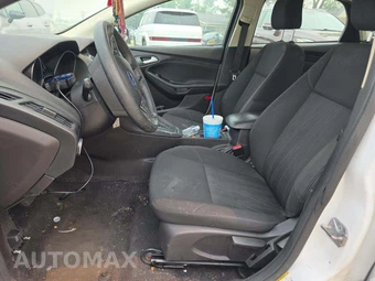 2016 Ford Focus SE Sedan – miniatura 3
