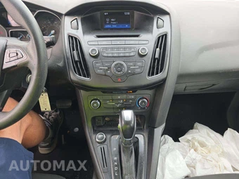 2016 Ford Focus SE Sedan – miniatura 7