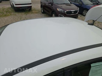 2016 Ford Focus SE Sedan – miniatura 9