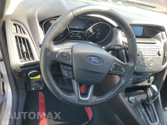 2016 Ford Focus SE Sedan – miniatura 10