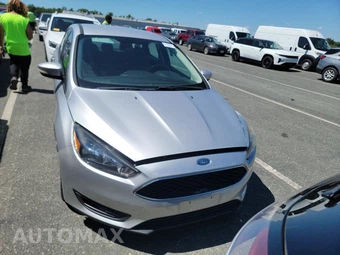 2016 Ford Focus SE Sedan – miniatura 2