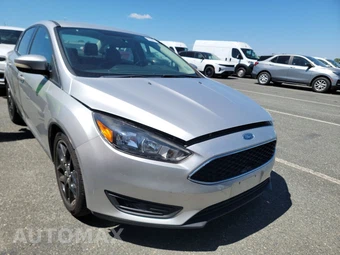 2016 Ford Focus SE Sedan – miniatura 3