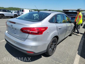 2016 Ford Focus SE Sedan – miniatura 4