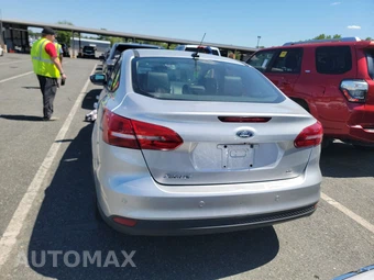 2016 Ford Focus SE Sedan – miniatura 5