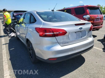 2016 Ford Focus SE Sedan – miniatura 6
