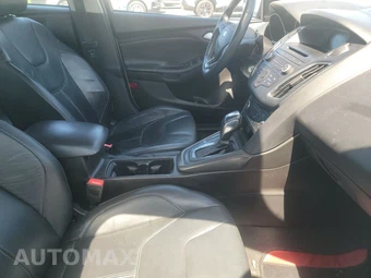 2016 Ford Focus SE Sedan – miniatura 8