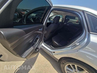 2016 Ford Focus SE Sedan – miniatura 13
