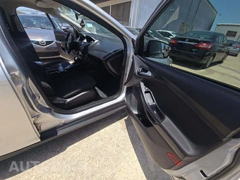 2016 Ford Focus SE Sedan – miniatura 18