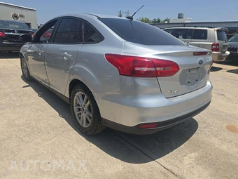 2016 Ford Focus SE Sedan – miniatura 2