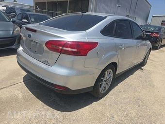 2016 Ford Focus SE Sedan – miniatura 3