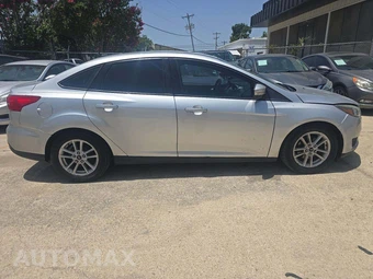 2016 Ford Focus SE Sedan – miniatura 4