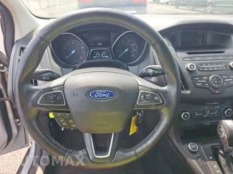 2016 Ford Focus SE Sedan – miniatura 10