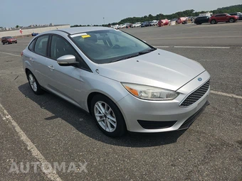 2016 Ford Focus SE Sedan – miniatura 3
