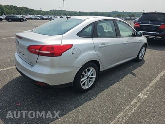 2016 Ford Focus SE Sedan – miniatura 4