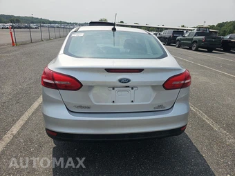 2016 Ford Focus SE Sedan – miniatura 5