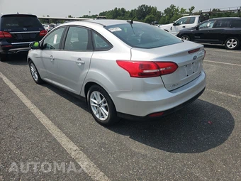 2016 Ford Focus SE Sedan – miniatura 6