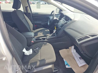 2016 Ford Focus SE Sedan – miniatura 8
