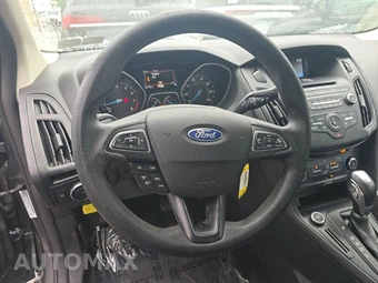 2016 Ford Focus SE Sedan – miniatura 10