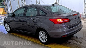 2016 Ford Focus SE Sedan – miniatura 6