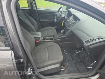 2016 Ford Focus SE Sedan – miniatura 8