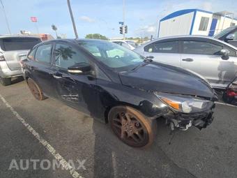 2016 Ford Focus SE Sedan – miniatura 3