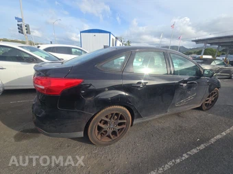 2016 Ford Focus SE Sedan – miniatura 4